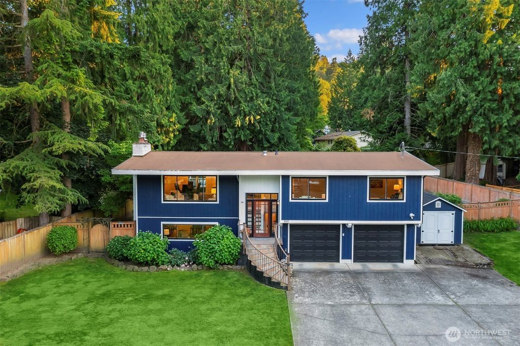 Photo of 1005 Mountain Park Boulevard SW, Issaquah, WA 98027 (MLS # 2370974)