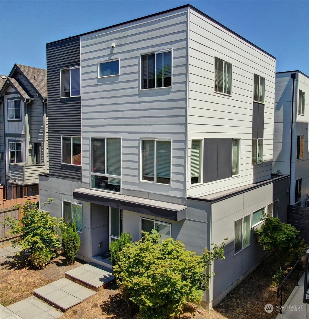 Photo of 5222 Brooklyn Avenue NE, Seattle, WA 98105 (MLS # 2268870)