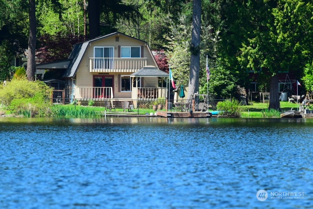 Photo of 13802 W Lake Kathleen Drive SE, Renton, WA 98059 (MLS # 2066889)