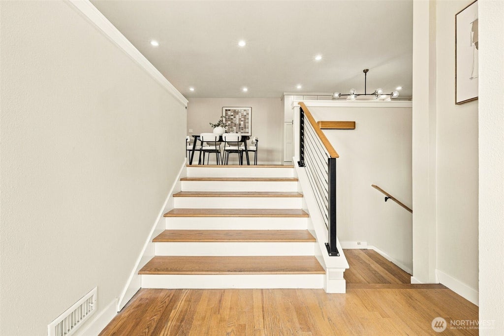 Photo of 609 109th Avenue SE, Bellevue, WA 98004 (MLS # 2588419)
