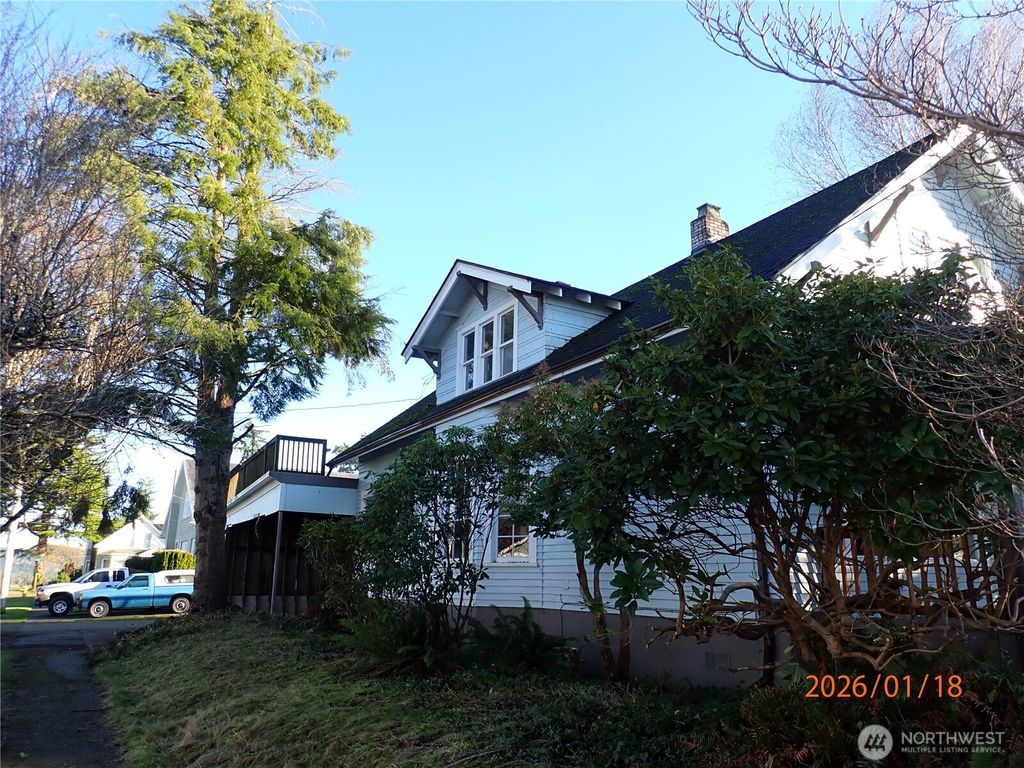 Photo of 237 13th Street, Raymond, WA 98577 (MLS # 2472022)