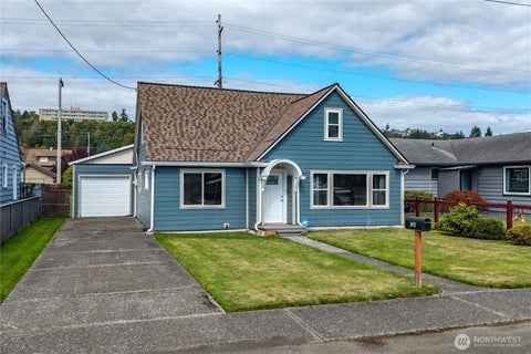 Photo of 2412 Aberdeen Avenue, Aberdeen, WA 98520 (MLS # 2583139)