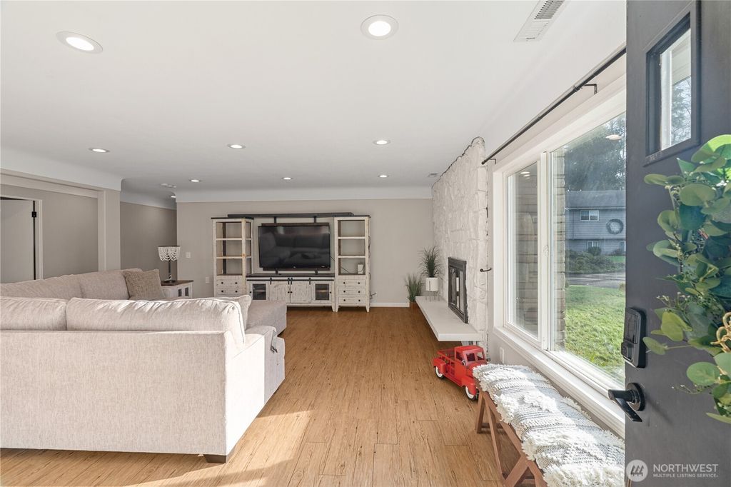 Photo of 8 Trinity Place, Cosmopolis, WA 98537 (MLS # 2460159)