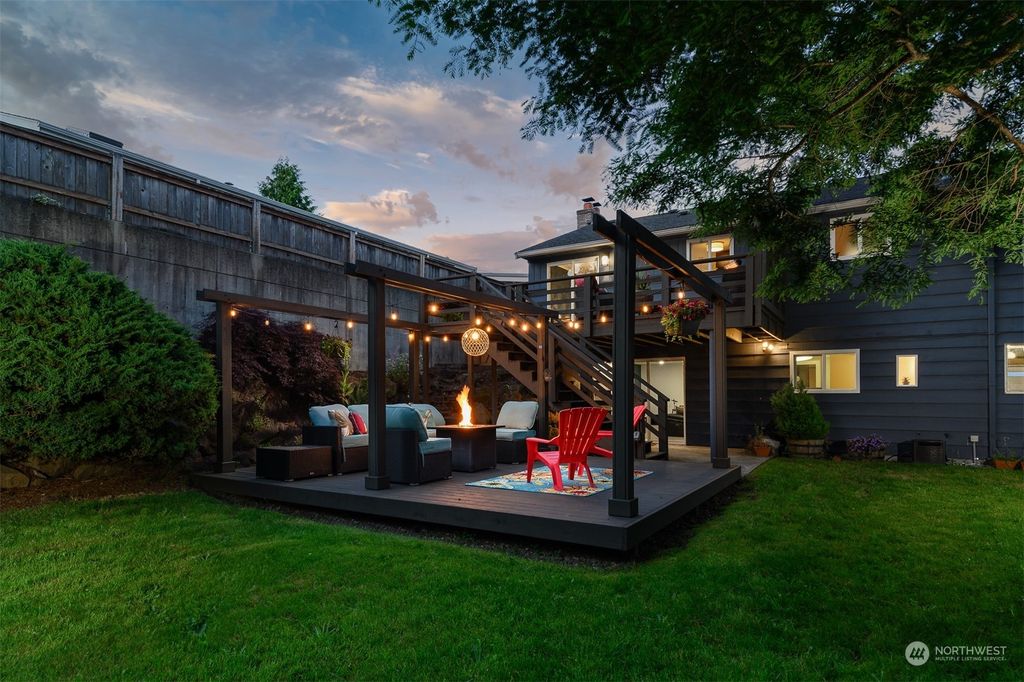 Photo of 16239 15th Avenue SW, Burien, WA 98166 (MLS # 2127864)