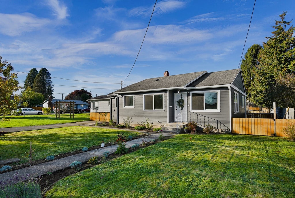Photo of 1414 D Street, Lynden, WA 98264 (MLS # 2594791)