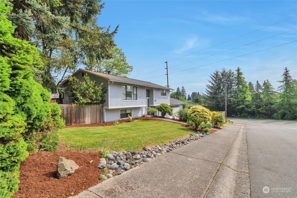 Photo of 15332 NE 62nd Court, Redmond, WA 98052 (MLS # 2070578)