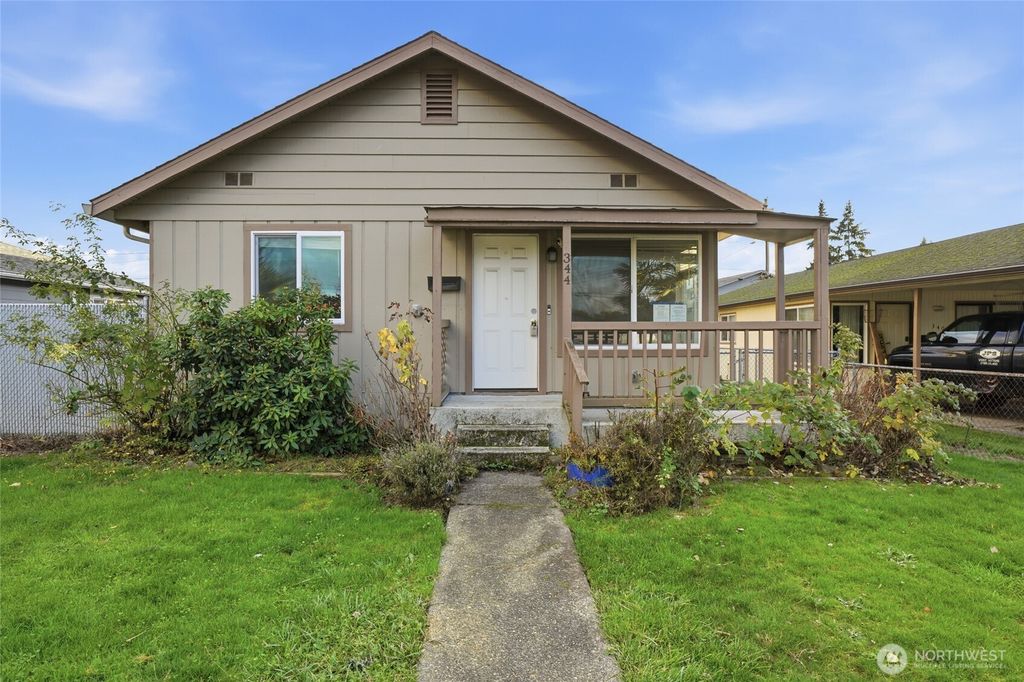 Photo of 344 Douglas Street, Longview, WA 98632 (MLS # 2455838)