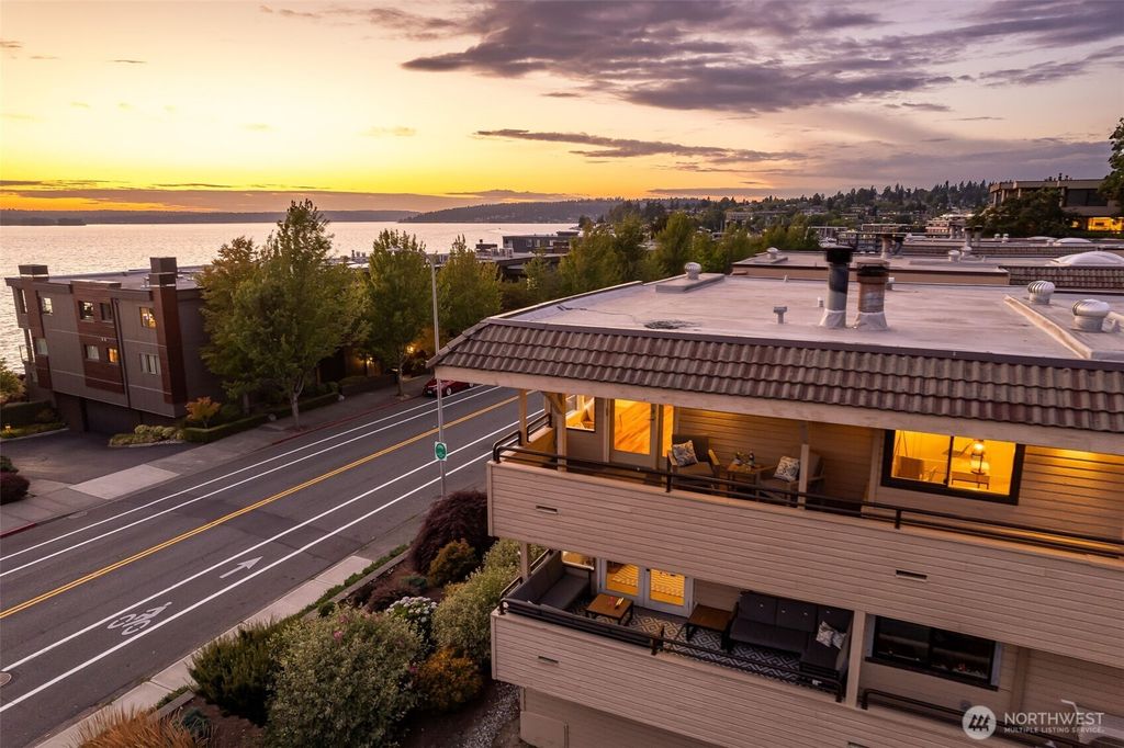 Photo of 832 Lake Street S, Kirkland, WA 98033 (MLS # 2449494)