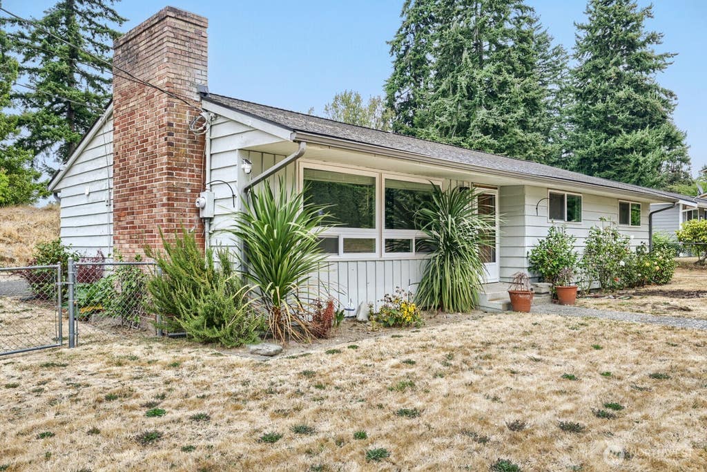 Photo of 7525 200th St SW ST, Lynnwood, WA 98036 (MLS # 2535952)