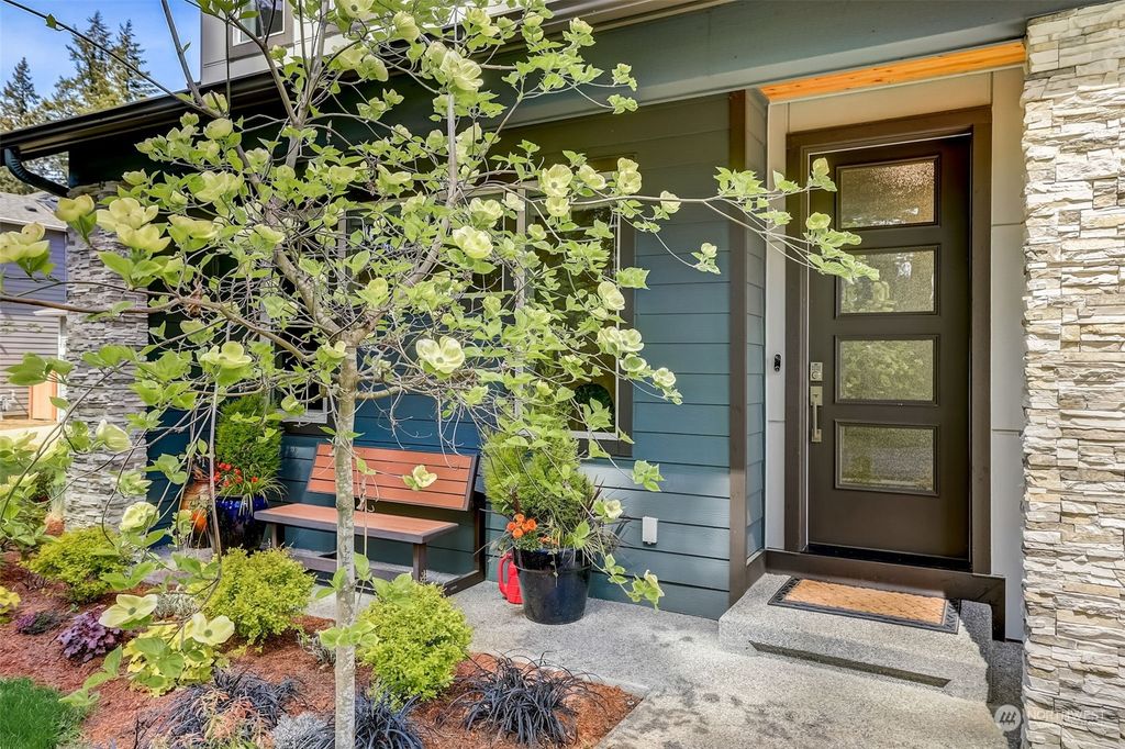 Photo of 7222 NE 129th Street, Kirkland, WA 98034 (MLS # 2226992)