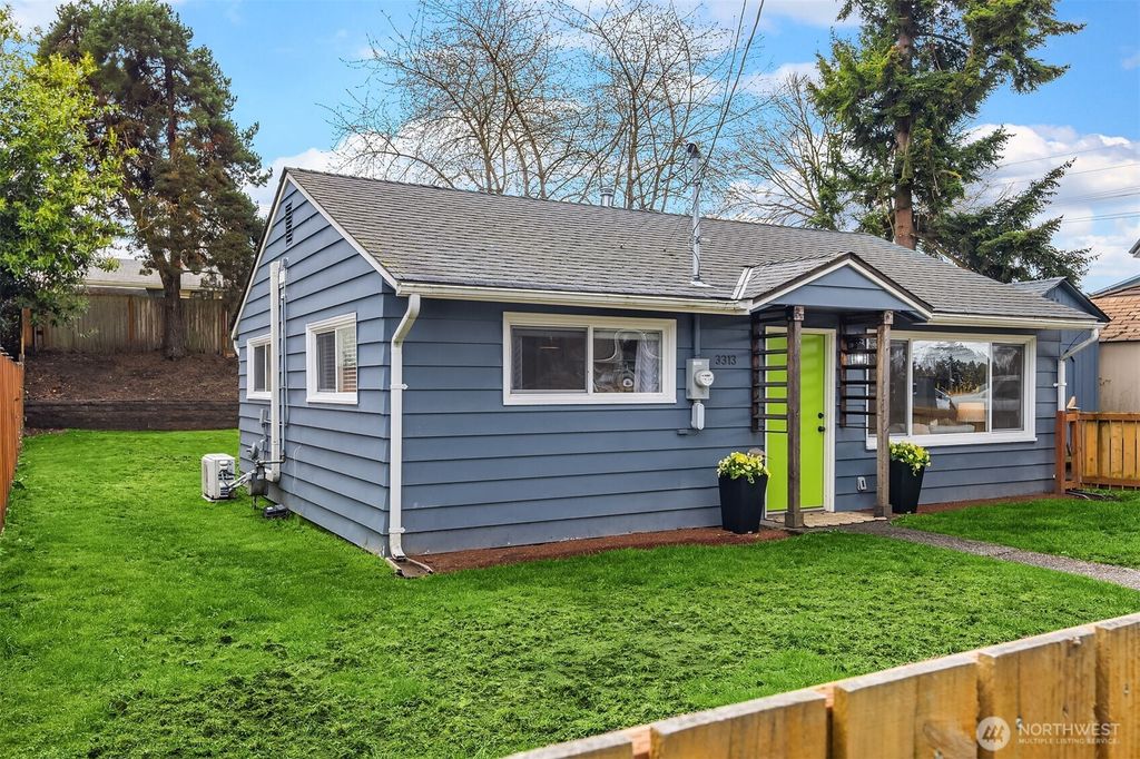 Photo of 3313 NE 6th Place, Renton, WA 98056 (MLS # 2345618)