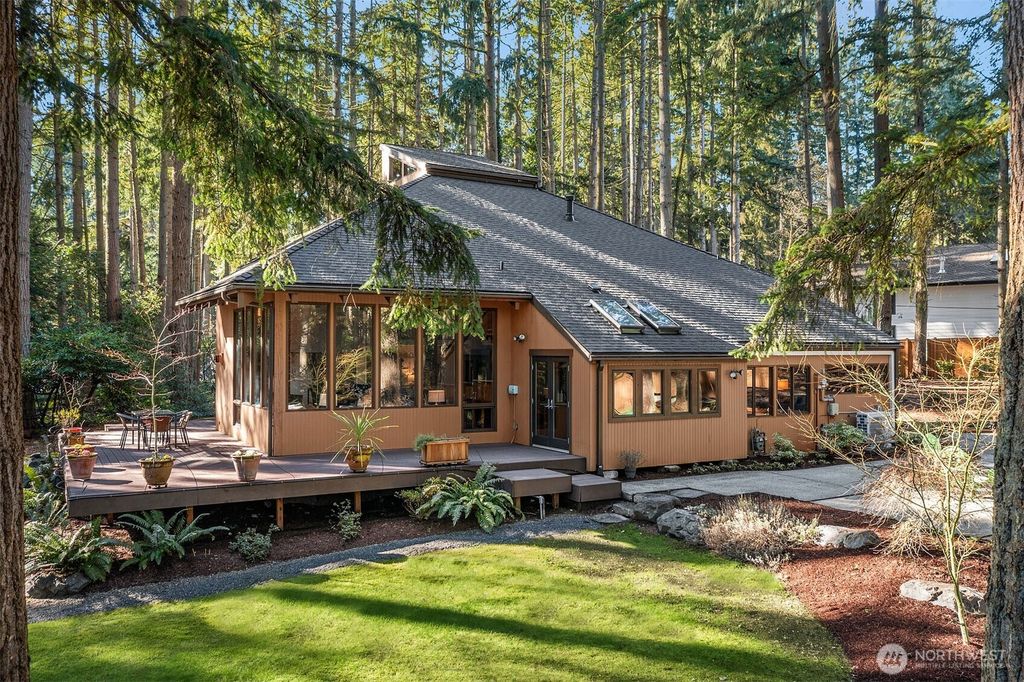 Photo of 13525 NE 50th Street, Bellevue, WA 98005 (MLS # 2468463)