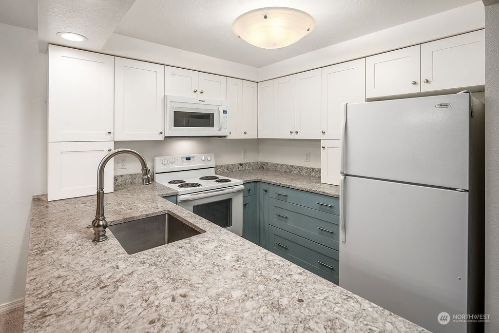 Photo of 4231 NE 5th Street #C202, Renton, WA 98059 (MLS # 2178174)