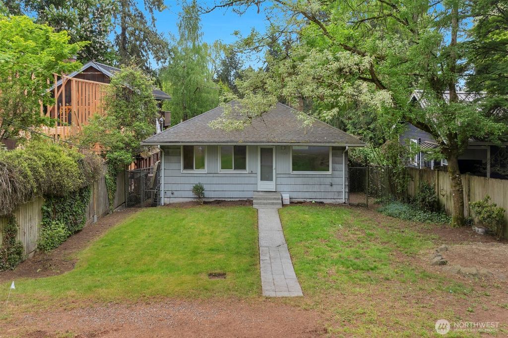 Photo of 11524 32nd Avenue NE, Seattle, WA 98125 (MLS # 2512904)