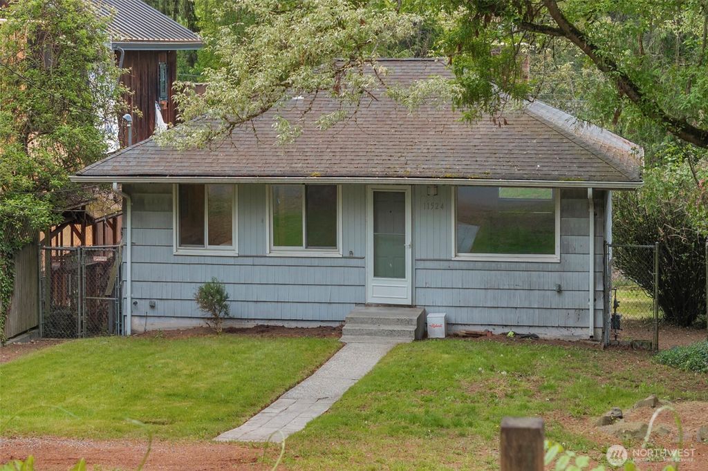Photo of 11524 32nd Avenue NE, Seattle, WA 98125 (MLS # 2512904)