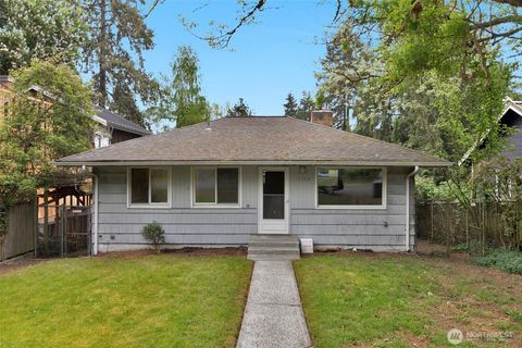 Photo of 11524 32nd Avenue NE, Seattle, WA 98125 (MLS # 2512904)
