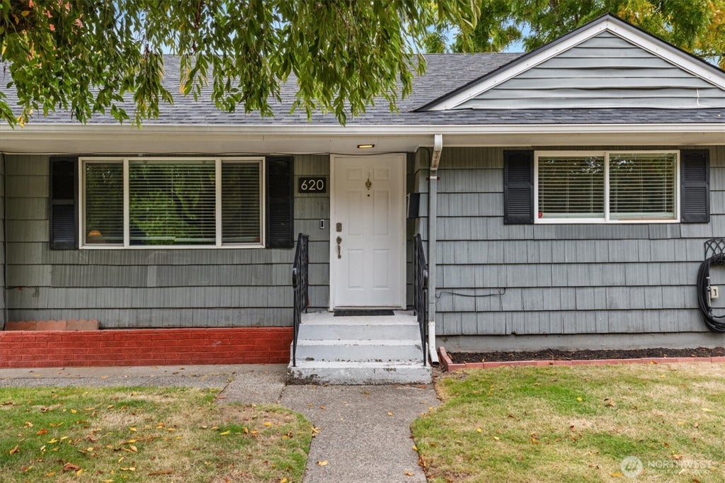Photo of 620 D Street SE, Auburn, WA 98002 (MLS # 2591484)