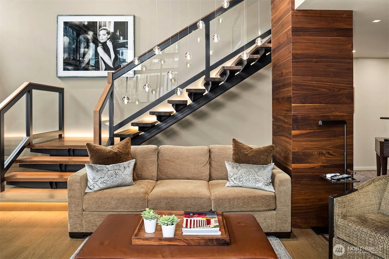 80 Vine Street 2600