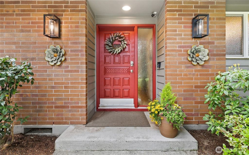Photo of 8930 Park Ridge Drive W, University Place, WA 98467 (MLS # 2511895)