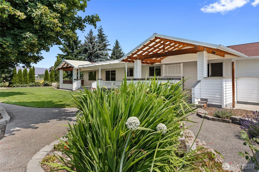 Photo of 5252 US 12 Hwy, Yakima, WA 98908 (MLS # 2457081)