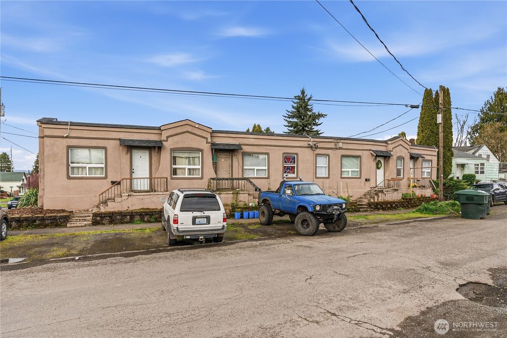 Photo of 809 Columbia Street, Kelso, WA 98626 (MLS # 2490724)