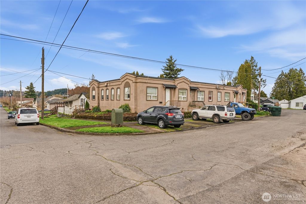 Photo of 809 Columbia Street, Kelso, WA 98626 (MLS # 2490724)