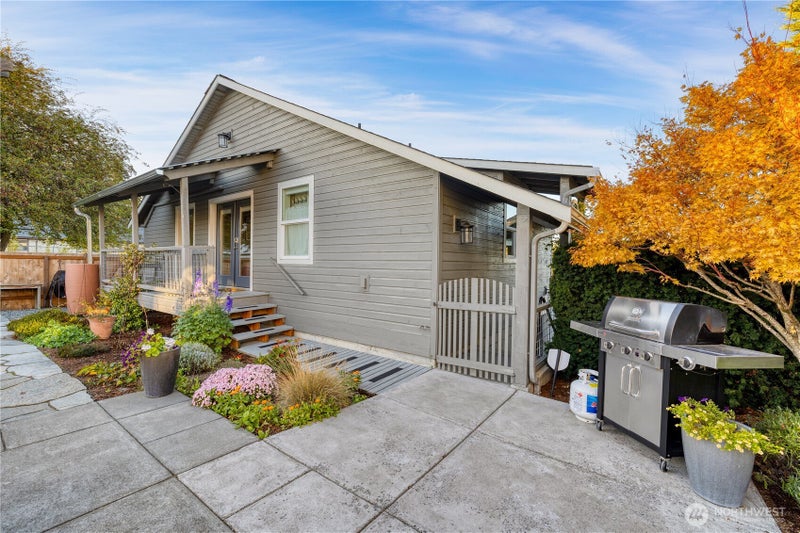806 NW Alexander Street