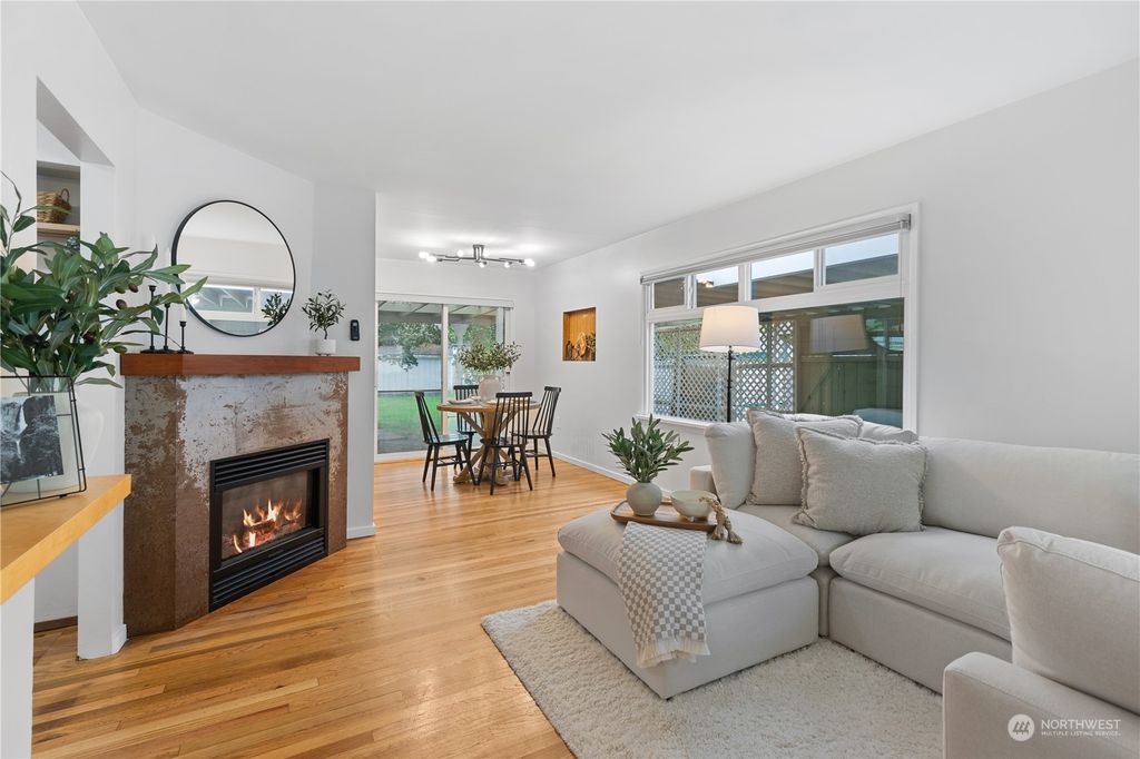 Photo of 15822 25th Avenue NE, Shoreline, WA 98155 (MLS # 2286927)