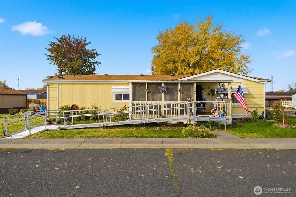 Photo of 549 NE Criscola Avenue, College Place, WA 99324 (MLS # 2451787)