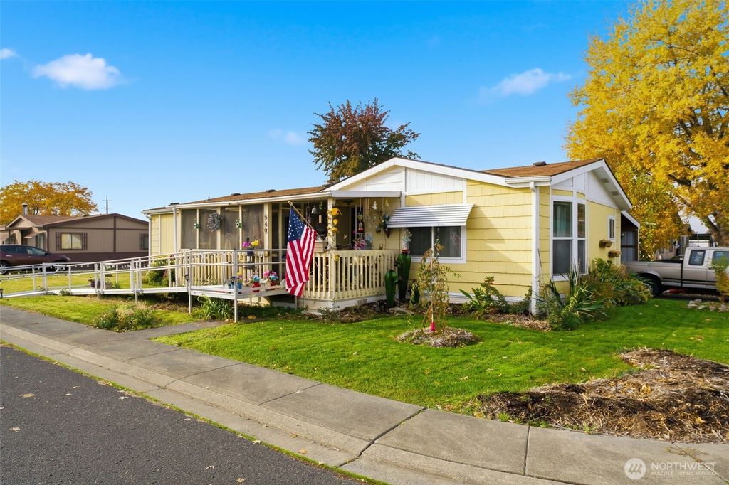 Photo of 549 NE Criscola Avenue, College Place, WA 99324 (MLS # 2451787)