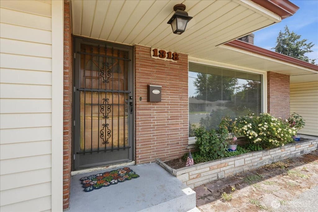 Photo of 1318 F Street SE, Auburn, WA 98002 (MLS # 2557710)