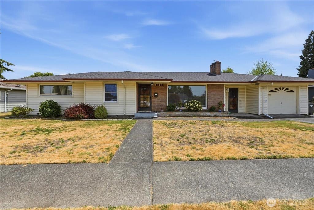 Photo of 1318 F Street SE, Auburn, WA 98002 (MLS # 2557710)