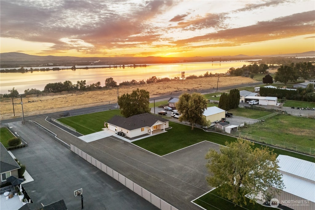 Photo of 2467 Hanson Loop Loop, Burbank, WA 99323 (MLS # 2589324)