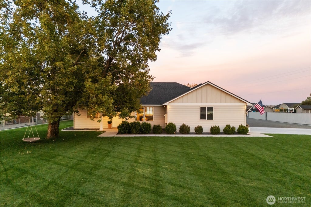 Photo of 2467 Hanson Loop Loop, Burbank, WA 99323 (MLS # 2589324)