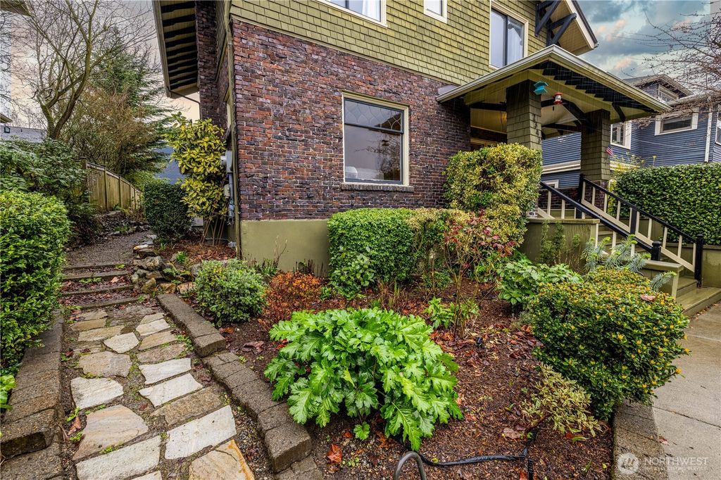 Photo of 2343 Federal Avenue E, Seattle, WA 98102 (MLS # 2488166)