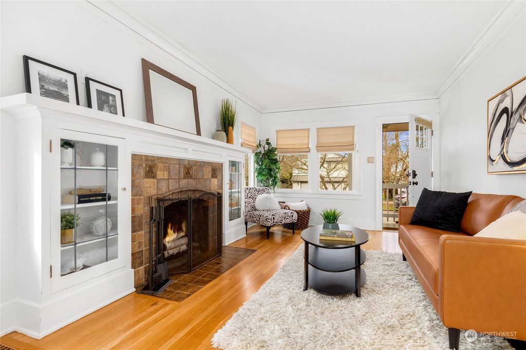 Photo of 909 NE 55th Street, Seattle, WA 98105 (MLS # 2201406)