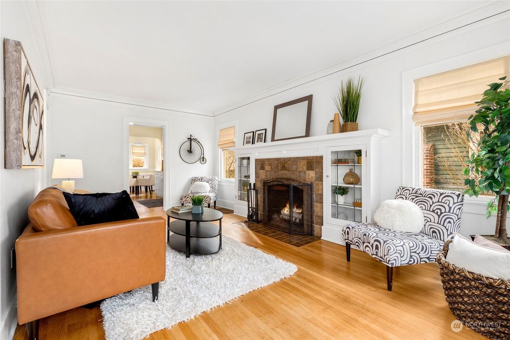 Photo of 909 NE 55th Street, Seattle, WA 98105 (MLS # 2201406)
