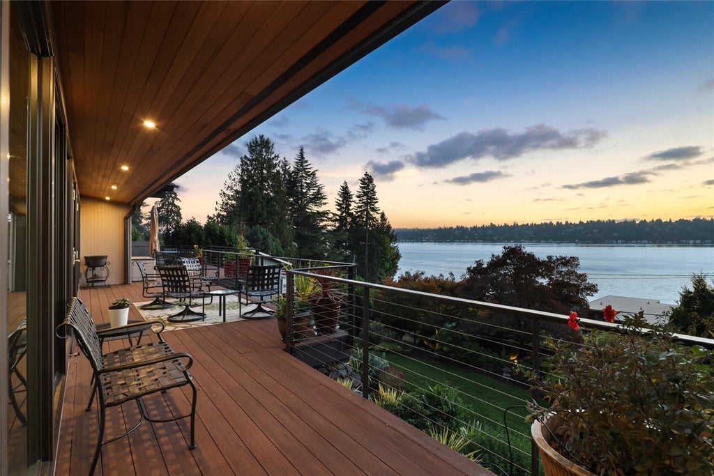 Photo of 13210 Holmes Point Drive NE, Kirkland, WA 98034 (MLS # 2597007)