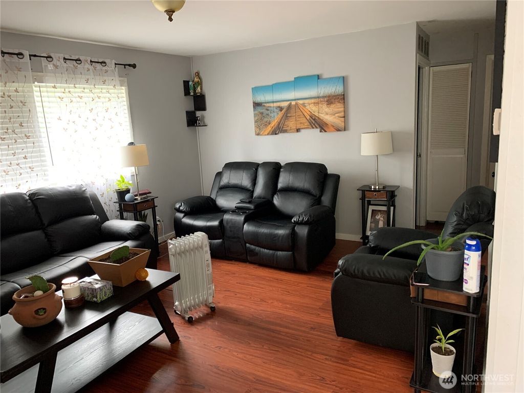 Photo of 1429 Kirkland Avenue NE, Renton, WA 98056 (MLS # 2453170)