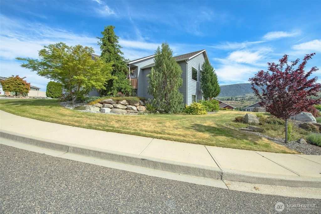 Photo of 2840 Akamai Way, East Wenatchee, WA 98801 (MLS # 2526483)