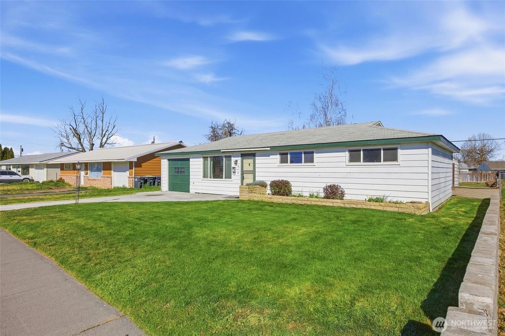 Photo of 814 S Evergreen Drive, Moses Lake, WA 98837 (MLS # 2508924)