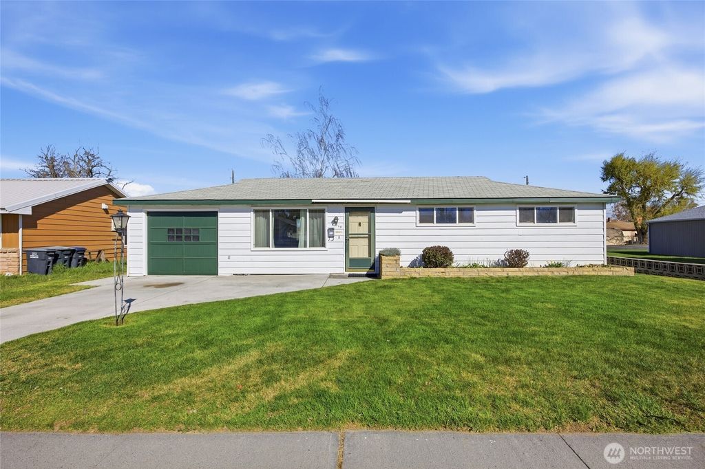 Photo of 814 S Evergreen Drive, Moses Lake, WA 98837 (MLS # 2508924)