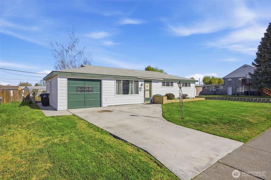 Photo of 814 S Evergreen Drive, Moses Lake, WA 98837 (MLS # 2508924)