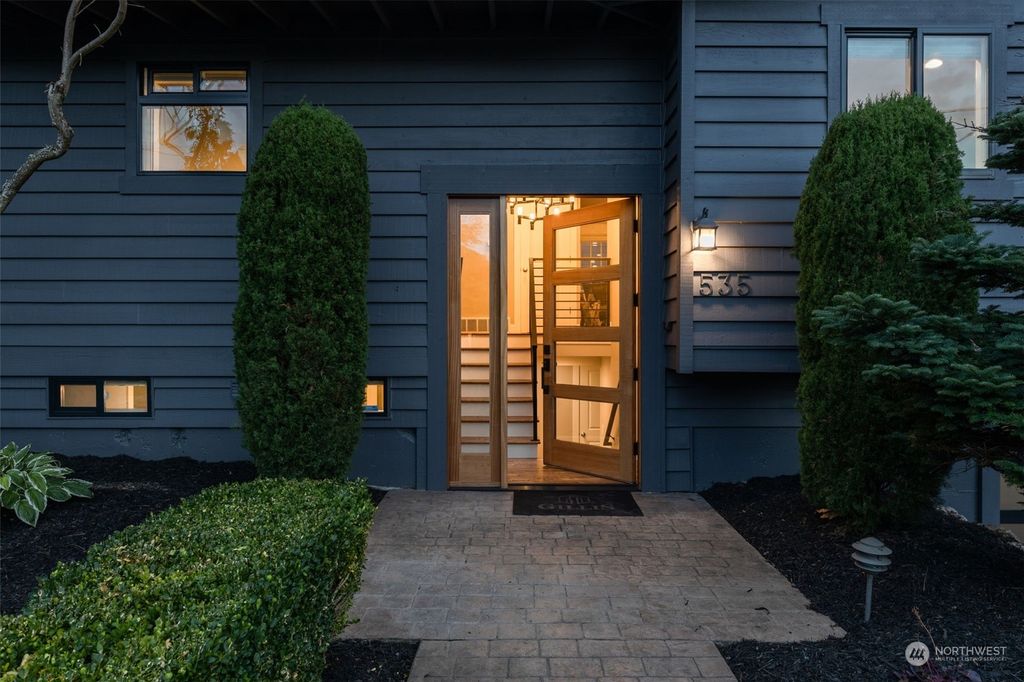Photo of 535 16th Avenue W, Kirkland, WA 98033 (MLS # 2329404)