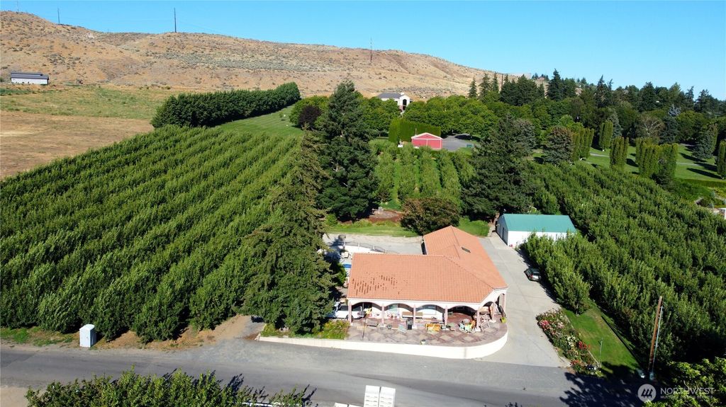 Photo of 1055 N Jackson Place, East Wenatchee, WA 98802 (MLS # 2457278)