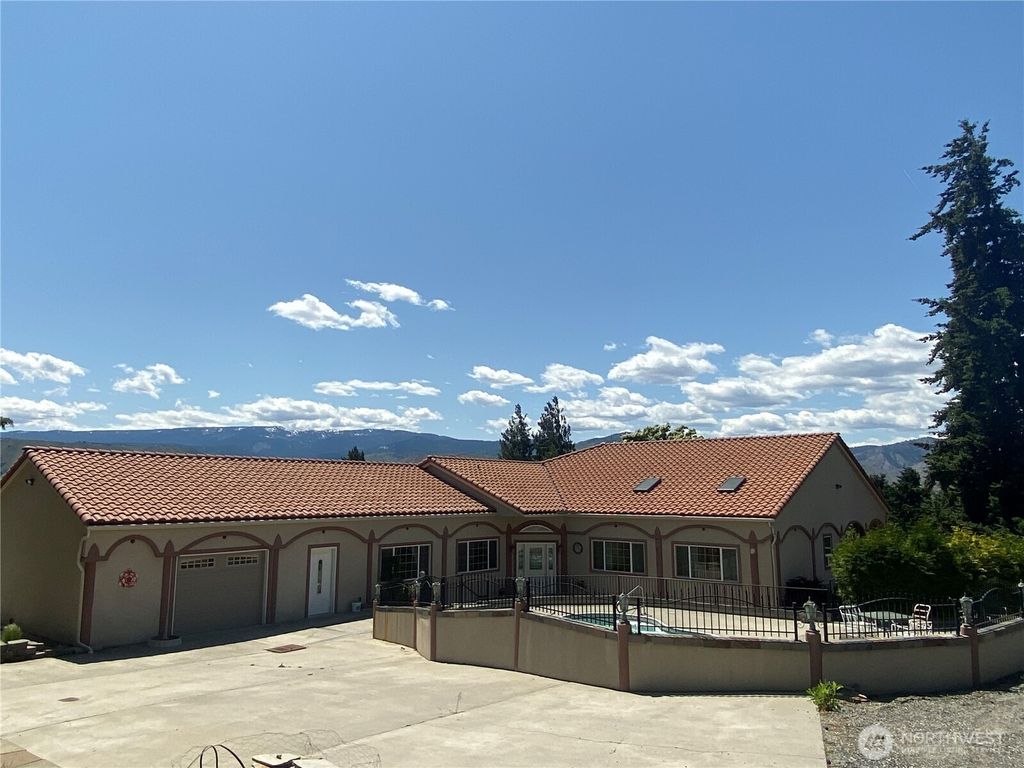 Photo of 1055 N Jackson Place, East Wenatchee, WA 98802 (MLS # 2457278)