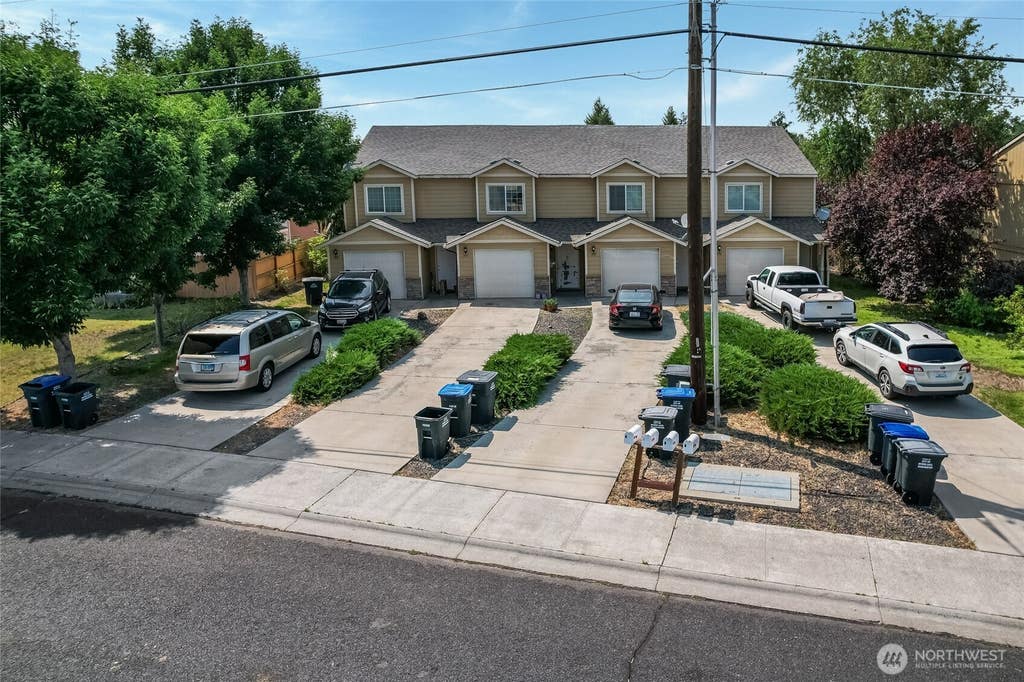 Photo of 490 S Laguna Dr DR, Moses Lake, WA 98837 (MLS # 2560597)