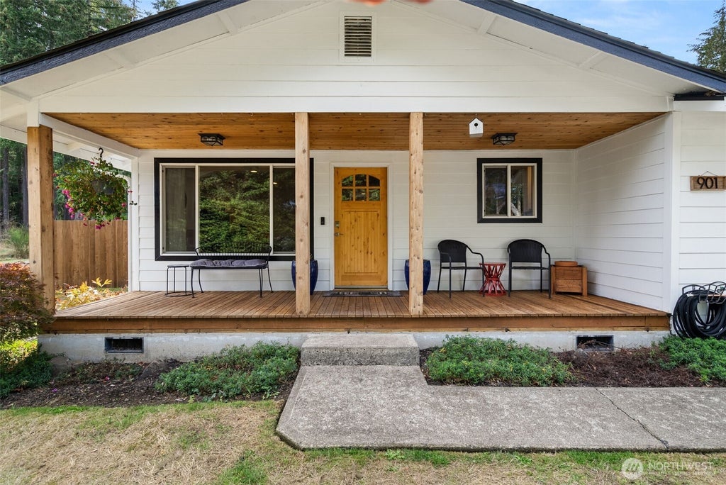 Photo of 901 W Wyandotte Avenue, Shelton, WA 98584 (MLS # 2590713)