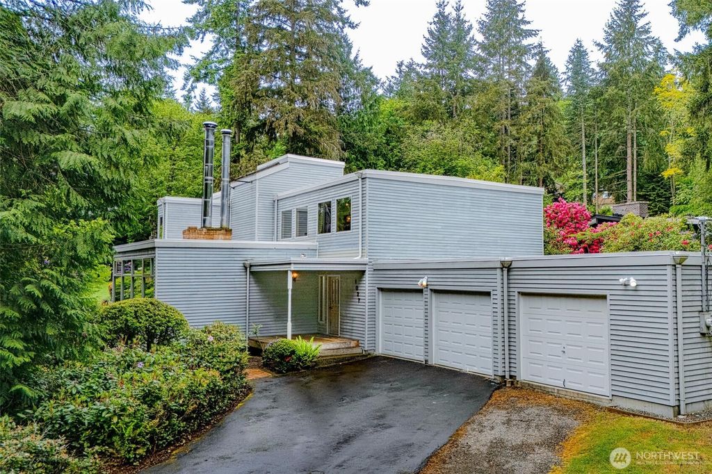 Photo of 1027 SW 174th Place, Normandy Park, WA 98166 (MLS # 2376609)