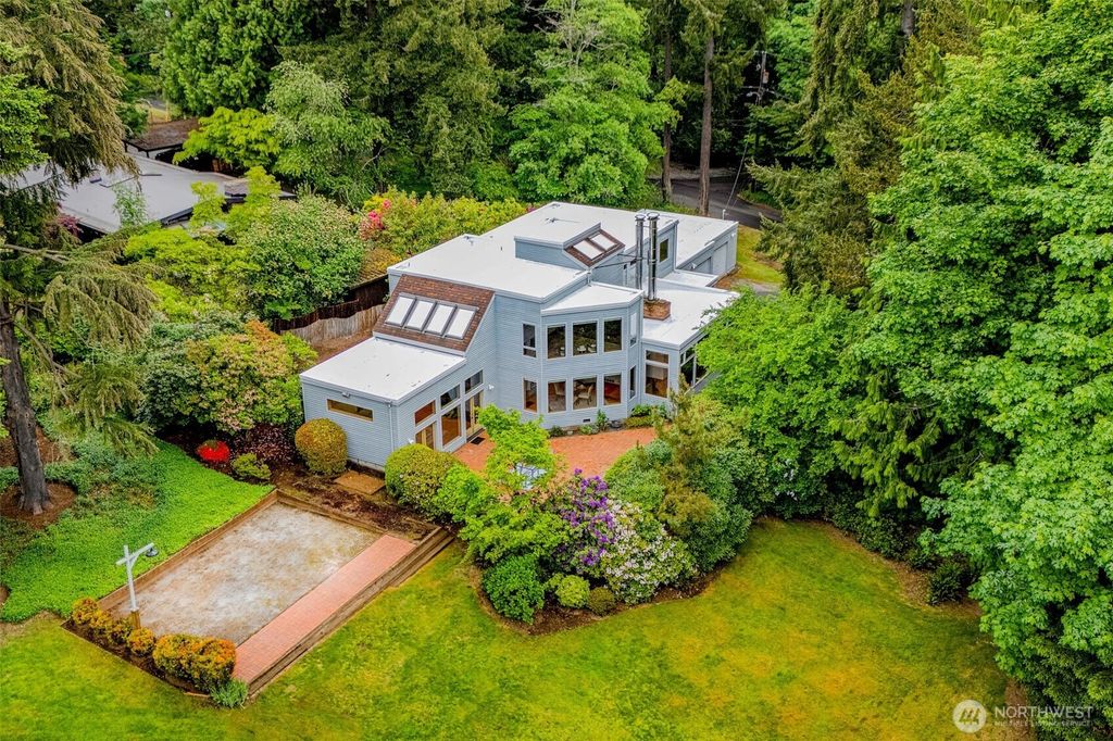 Photo of 1027 SW 174th Place, Normandy Park, WA 98166 (MLS # 2376609)